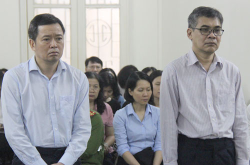 Ông Huy và Nghĩa (từ trái qua) khi nghe tòa tuyên án. Ông Huy và Nghĩa (từ trái qua) khi nghe tòa tuyên án.