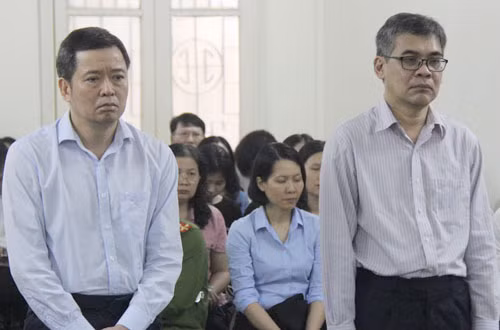 Ông Huy và Nghĩa (từ trái qua) khi nghe tòa tuyên án.