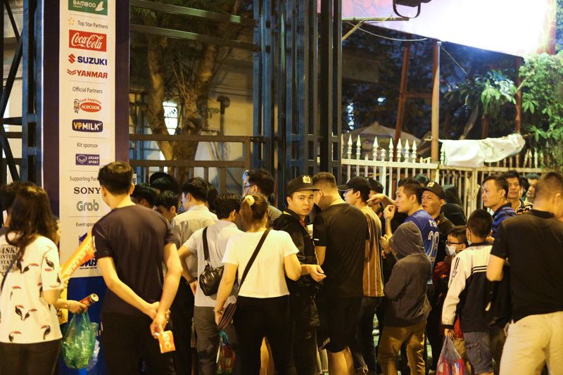 Lối soát vé vào tron sân mọi người thoải mái đi vào, không phải chờ đợi.