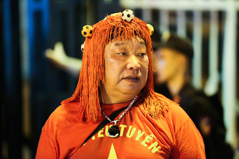 Nhiều CĐV còn hóa trang bắt mắt...