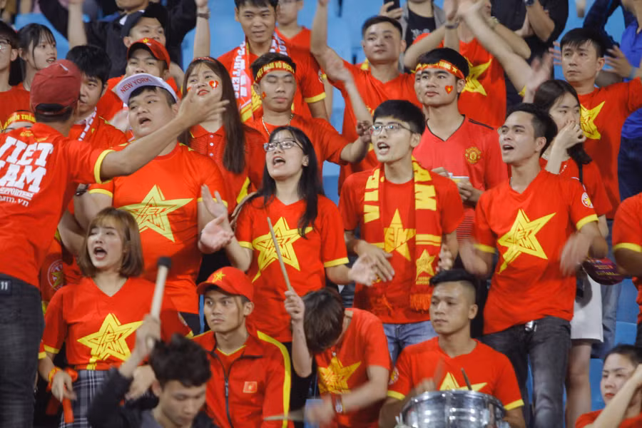 Trên khán đài, CĐV rực lửa cổ vũ U23 Việt Nam.