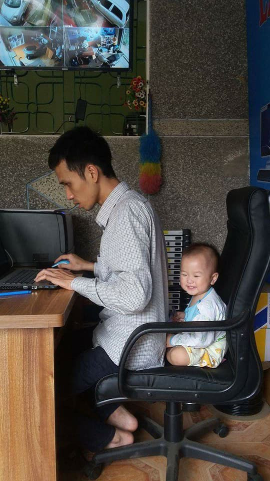 Khi bố đóng bỉm cho con ảnh 6 Trò này vui quá bố ơi.