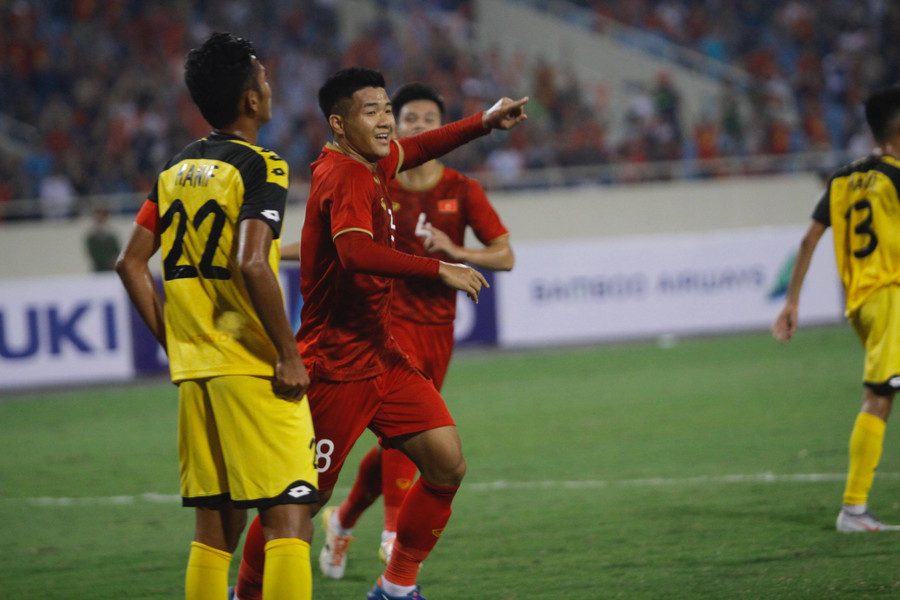 Phút thứ 11 của trận đấu Đức Chinh ghi bàn cho tuyển U23 Việt Nam ở vòng loại giải châu Á ở ngay cơ hội đầu tiên. Đội khách Brunei chủ động chơi phòng ngự số đông nhưng vẫn bất lực trước pha dàn xếp tấn công hiệu quả của Việt Nam.