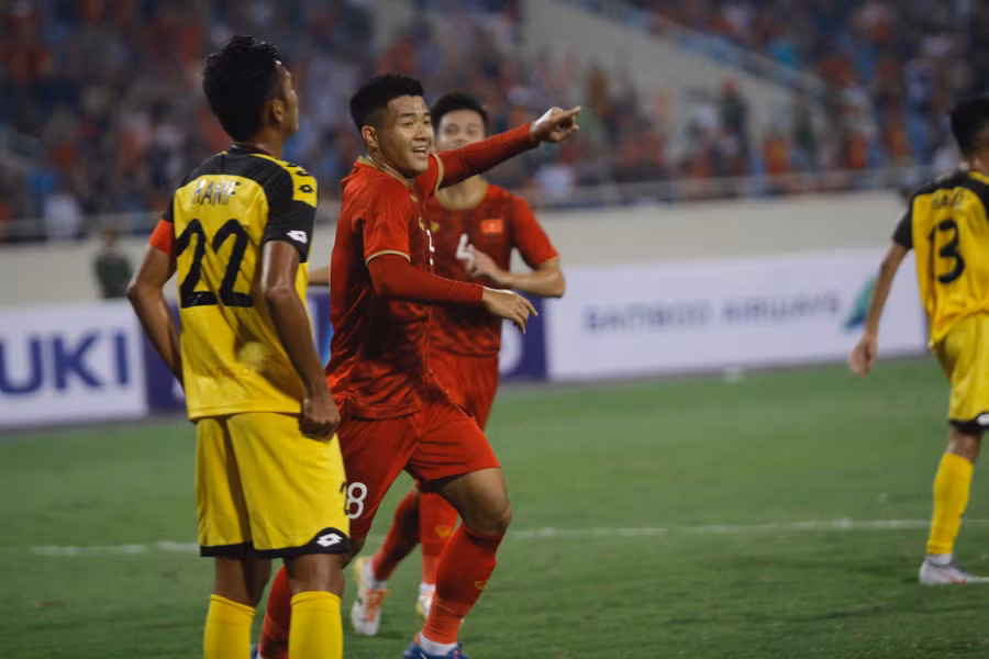 Phút thứ 11 của trận đấu Đức Chinh ghi bàn cho tuyển U23 Việt Nam ở vòng loại giải châu Á ở ngay cơ hội đầu tiên. Đội khách Brunei chủ động chơi phòng ngự số đông nhưng vẫn bất lực trước pha dàn xếp tấn công hiệu quả của Việt Nam.