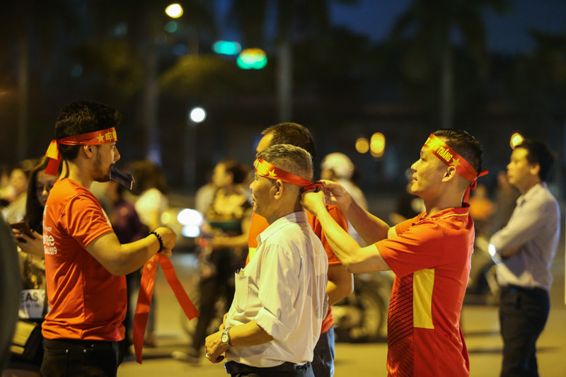 CĐV chuẩn bị "dụng cụ" trước khi vào trong sân.