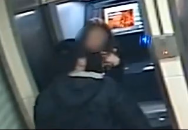 Tên cướp trả lại tiền sau khi thấy tài khoản nạn nhân không còn đồng nào