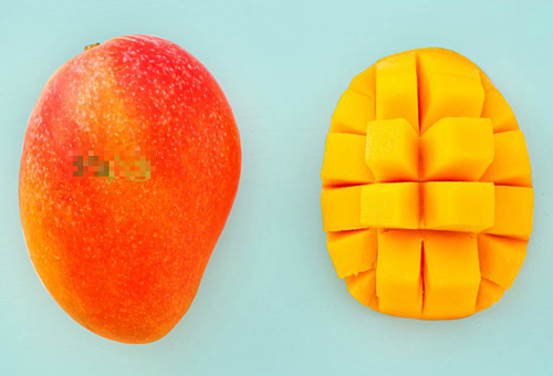 Xoài đỏ Nhật Bản về Việt Nam giá 1,2 triệu mỗi quả ảnh 1 Bên ngoài và bên trong quả xoài đỏ Miyazaki được xách về Việt Nam. Ảnh: MiaFruit