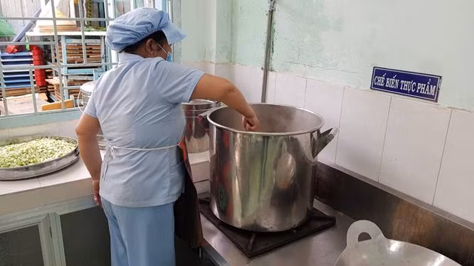 Nhân viên cấp dưỡng chế biến thực phẩm