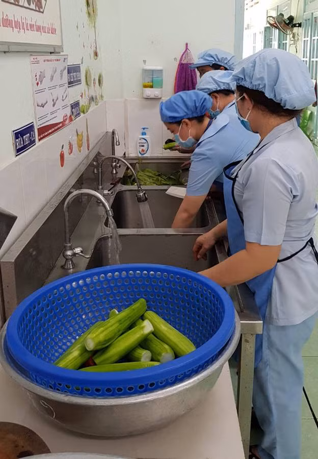 Nhân viên cấp dưỡng sơ chế thực phẩm