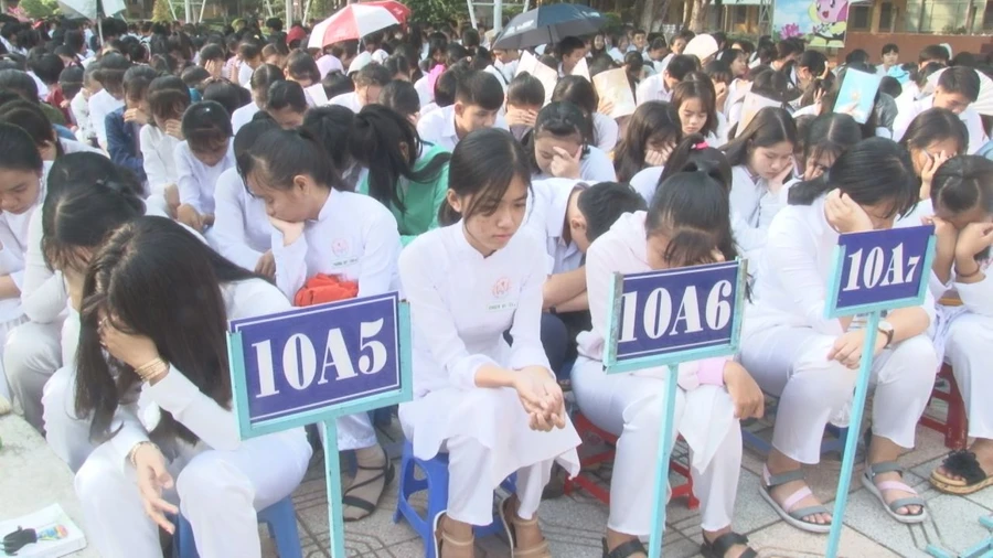 Hàng ngàn học sinh không kìm được nước mắt trước những câu chuyện đầy cảm xúc 