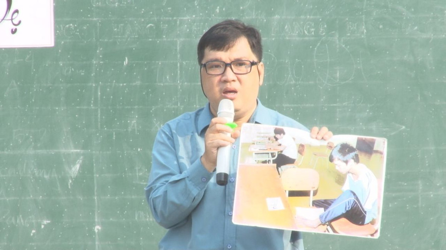 Thầy Trần Tuấn Anh giới thiêụ những mẫu chuyện thực tế về lòng biết ơn với học sinh Thầy Trần Tuấn Anh giới thiêụ những mẫu chuyện thực tế về lòng biết ơn với học sinh