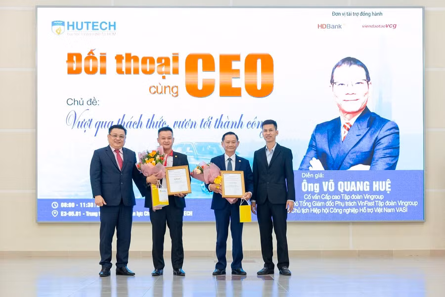 Đại diện Ban tổ chức tặng thư cảm ơn và hoa đến các nhà tài trợ, quý doanh nghiệp đồng hành cùng chương trình