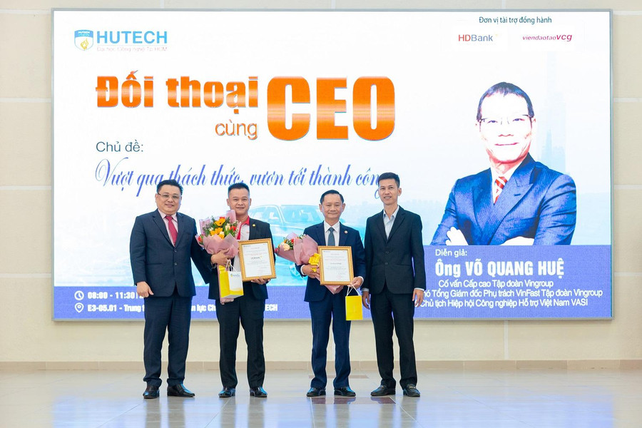 Đại diện Ban tổ chức tặng thư cảm ơn và hoa đến các nhà tài trợ, quý doanh nghiệp đồng hành cùng chương trình Đại diện Ban tổ chức tặng thư cảm ơn và hoa đến các nhà tài trợ, quý doanh nghiệp đồng hành cùng chương trình