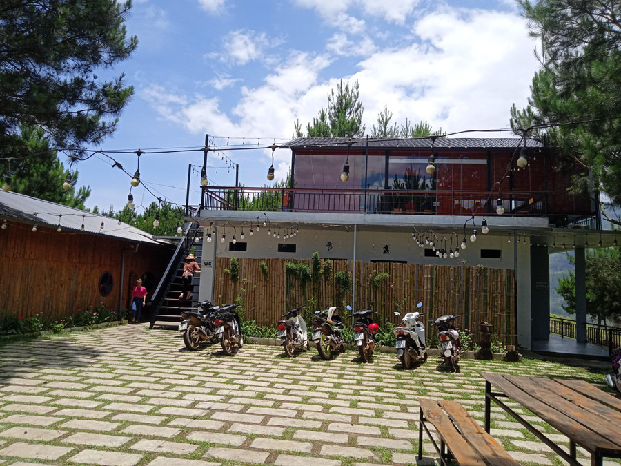 Nhà hàng phía bên trong khu du lịch Pu Nhi Farm &quot;mọc&quot; lên trên đất nông nghiệp song không được xử lý dứt điểm