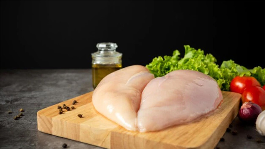 Thịt gà là loại thịt nạc đặc biệt giàu protein chất lượng cao. (Ảnh: ITN)
