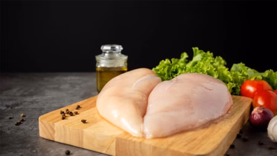 Thịt gà là loại thịt nạc đặc biệt giàu protein chất lượng cao. (Ảnh: ITN)