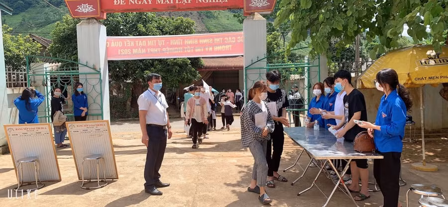 Kiểm soát dịch bệnh trước giờ thi ở Trường THPT Mộc Hạ (huyện Mộc Châu, tỉnh Sơn La)