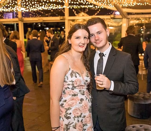 Hiện tại, Kiara đang theo đuổi chuyên ngành tâm lý ở trường đại học và bạn trai Sam luôn ở bên ủng hộ cô