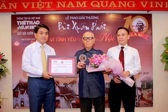 Nhà văn hóa Hữu Ngọc nhận giải thưởng Lớn - Vì Tình yêu Hà Nội