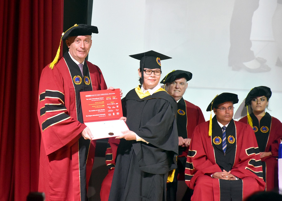 Sinh viên Trường Đại học Quốc tế Sài Gòn (SIU) tại lễ tốt nghiệp năm 2022. Sinh viên Trường Đại học Quốc tế Sài Gòn (SIU) tại lễ tốt nghiệp năm 2022.