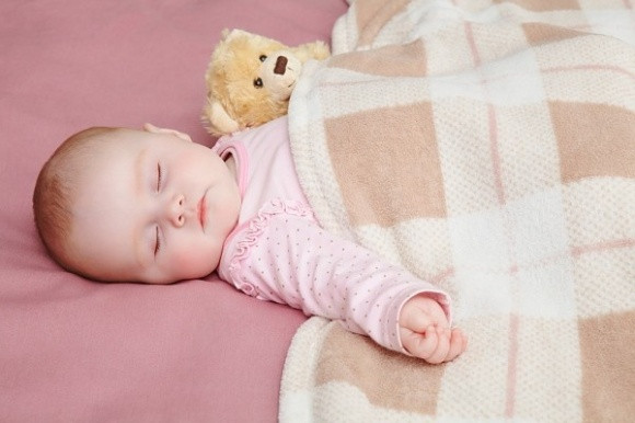 Đắp chăn cho trẻ nhỏ khi ngủ 1 đắp chăn cho con khi ngủ, đắp chăn cho trẻ nhỏ khi ngủ, trẻ ngạt thở do đắp chăn