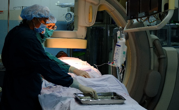 Bác sĩ can thiệp cấp cứu cho nữ bệnh nhân. Bác sĩ can thiệp cấp cứu cho nữ bệnh nhân. Ảnh: T.N