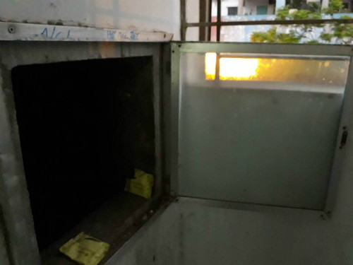 Hàng xóm cũ của anh Tùng nhiều khi quên đóng cửa đổ rác của tầng Hàng xóm cũ của anh Hùng nhiều khi quên đóng cửa đổ rác của tầng - Ảnh: X.T.