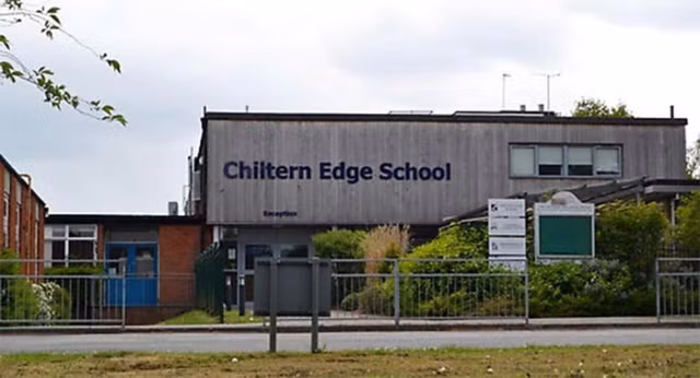 Ngôi trường ở Oxfordshire đã ban hành lệnh cấm các nam sinh mặc quần đùi