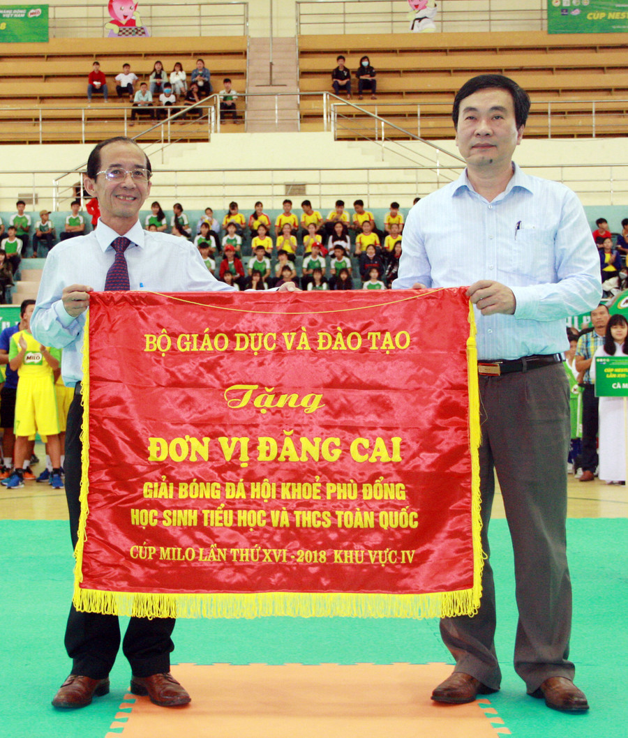 TS Ngũ Duy Anh trao cờ lưu niệm cho ông Trần Thanh Liêm, Giám đốc Sở GD&ĐT Đồng Tháp - đơn vị đăng cai