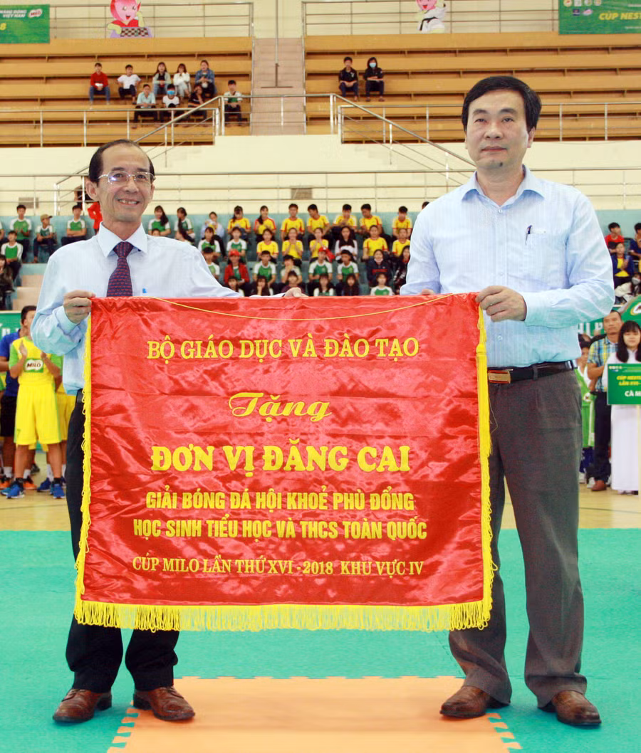 TS Ngũ Duy Anh trao cờ lưu niệm cho ông Trần Thanh Liêm, Giám đốc Sở GD&ĐT Đồng Tháp - đơn vị đăng cai