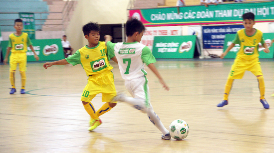 Ngay sau lễ khai mạc là trận đấu ở khối Tiểu học giữa chủ nhà Đồng Tháp và An Giang