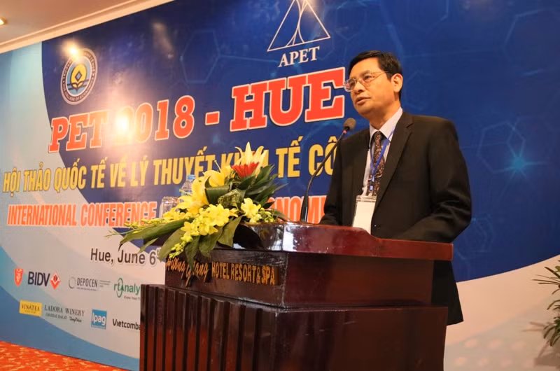 PGS.TS Trần Văn Hòa - Hiệu trưởng Trường ĐHKT Huế phát biểu tại lễ khai mạc PGS.TS Trần Văn Hòa - Hiệu trưởng Trường ĐHKT Huế phát biểu tại lễ khai mạc