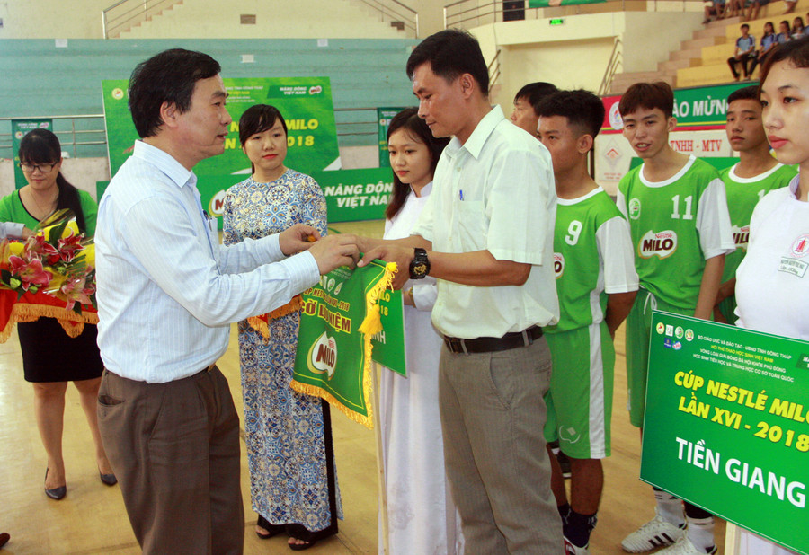 Ông Ngũ Duy Anh tặng cờ lưu niệm cho các đội về dự giải