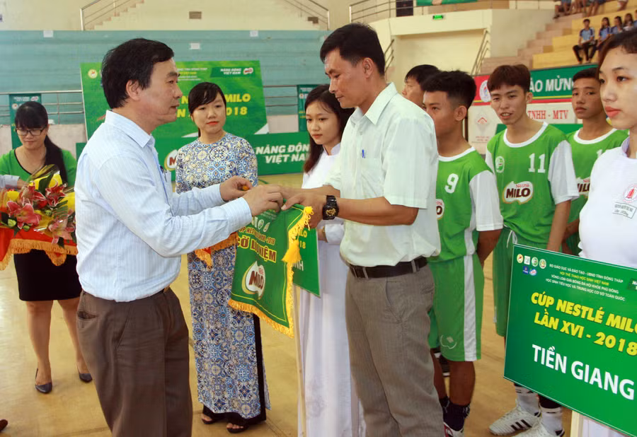 Ông Ngũ Duy Anh tặng cờ lưu niệm cho các đội về dự giải