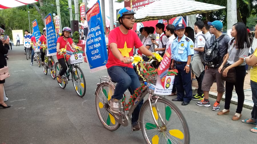Học sinh TPHCM tham gia diễu hành, tuyên truyền về an toàn và văn hóa giao thông