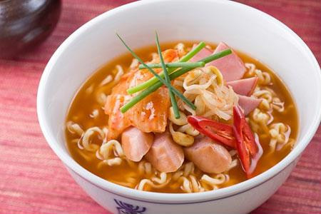 5 loại thực phẩm mẹ tuyệt đối không cho bé ăn trước giờ đi ngủ ảnh 1