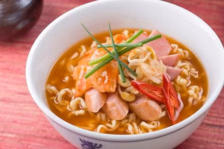 5 loại thực phẩm mẹ tuyệt đối không cho bé ăn trước giờ đi ngủ ảnh 1