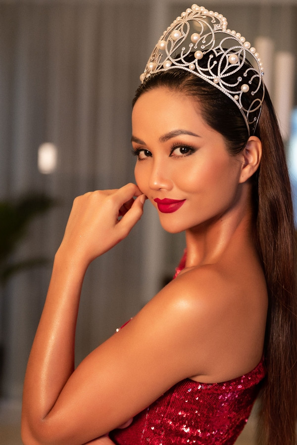 Vốn quen thuộc với tóc tém cá tính, đây là một trong những lần hiếm hoi H’Hen Niê quyết định thay đổi bản thân khi nối tóc dài. Vốn quen thuộc với tóc tém cá tính, đây là một trong những lần hiếm hoi H’Hen Niê quyết định thay đổi bản thân khi nối tóc dài.