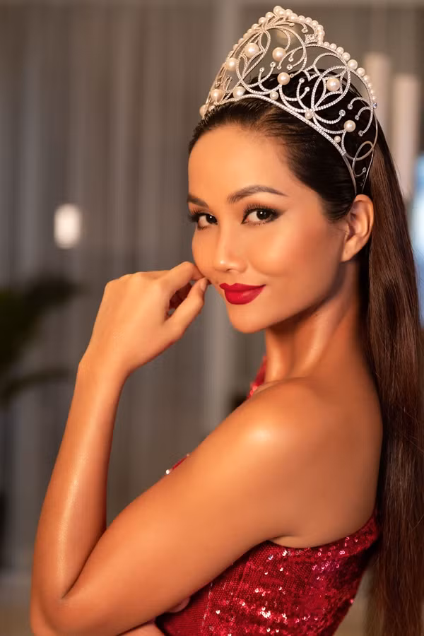 Vốn quen thuộc với tóc tém cá tính, đây là một trong những lần hiếm hoi H’Hen Niê quyết định thay đổi bản thân khi nối tóc dài.