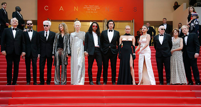 Nữ ca sĩ 26 tuổi tham dự sự kiện điện ảnh danh giá này bên cạnh dàn diễn viên chính của phim gồm: Tilda Swinton, Bill Murray, Adam Driver, Chloë Sevigny, Luka Sabbat…