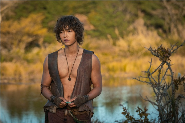 Song Joong Ki vào vai Esom - một chàng trai từ khi vừa sinh ra đã bị phán là "tai họa" khiến Asadal bị diệt trừ sau này. Vì bị mọi người xua đuổi mà Esom buộc phải từ bỏ quê hương của mình. Song Joong Ki vào vai Esom - một chàng trai từ khi vừa sinh ra đã bị phán là "tai họa" khiến Asadal bị diệt trừ sau này. Vì bị mọi người xua đuổi mà Esom buộc phải từ bỏ quê hương của mình.