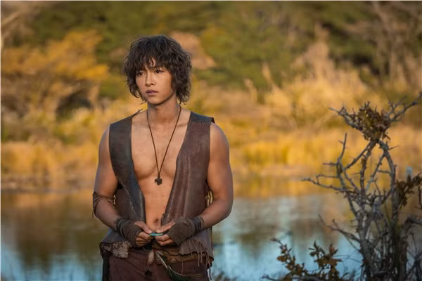 Song Joong Ki vào vai Esom - một chàng trai từ khi vừa sinh ra đã bị phán là "tai họa" khiến Asadal bị diệt trừ sau này. Vì bị mọi người xua đuổi mà Esom buộc phải từ bỏ quê hương của mình.