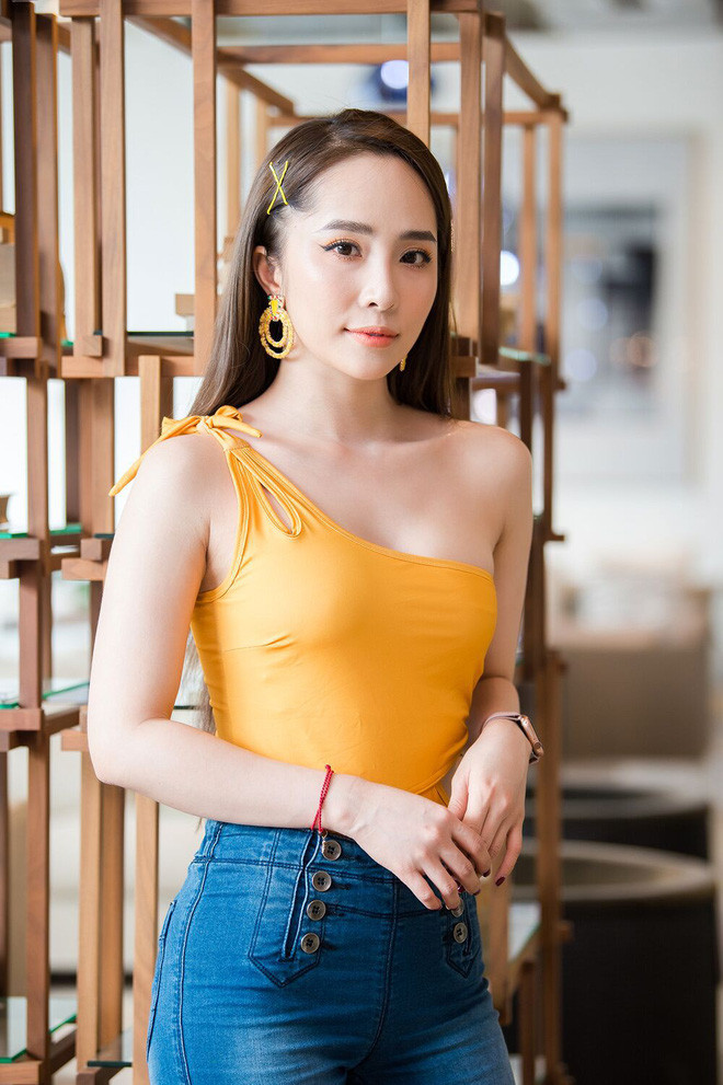 Xuất hiện trong một sự kiện ở Hà Nội, Quỳnh Nga nhận được nhiều lời khen về sắc vóc. Xuất hiện trong một sự kiện ở Hà Nội, Quỳnh Nga nhận được nhiều lời khen về sắc vóc.