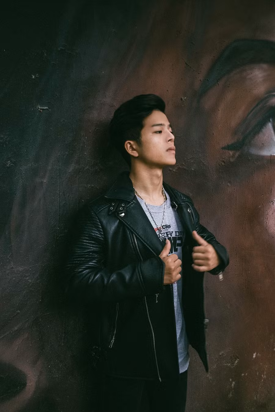 Hiện Quang Anh đang tham gia vào một band nhạc và thường xuyên đi biểu diễn vào các dịp cuối tuần.