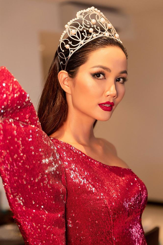 Kết hợp với vương miệng danh giá, H’hen Niê trở nên vô cùng quyền lực và thần thái. Kết hợp với vương miệng danh giá, H’hen Niê trở nên vô cùng quyền lực và thần thái.