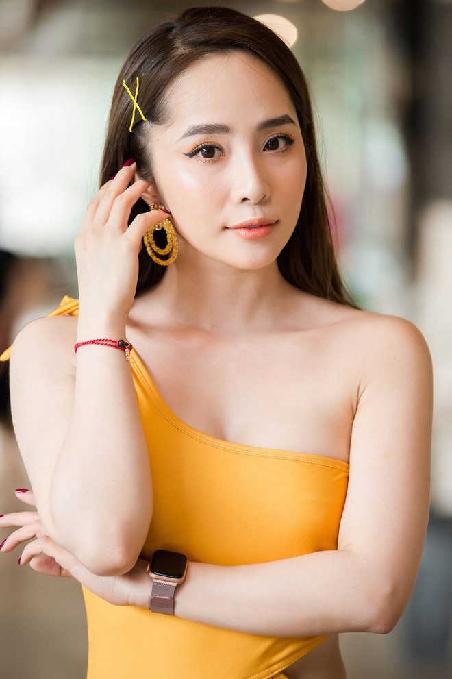 Những món phụ kiện màu sắc sặc sỡ cũng khiến Quỳnh Nga trở nên nổi bật hơn. Những món phụ kiện màu sắc sặc sỡ cũng khiến Quỳnh Nga trở nên nổi bật hơn.