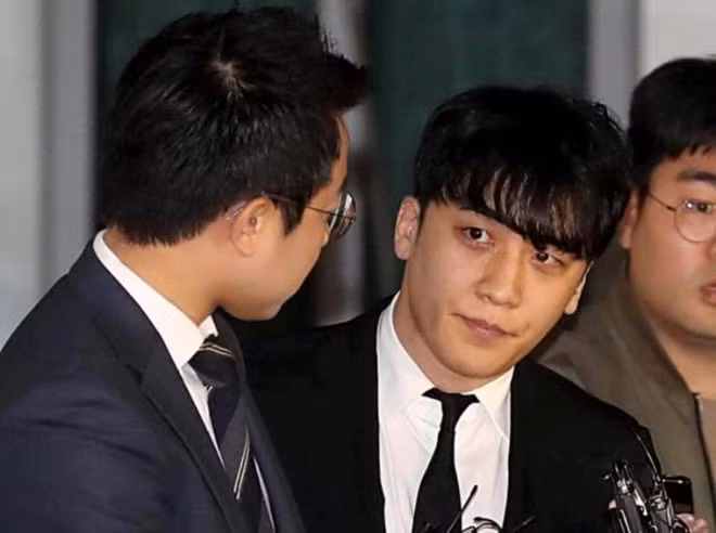 Trong quá trình điều tra, nam ca sĩ liên tục phủ nhận các cáo buộc mà phía cảnh sát đưa ra. Trong quá trình điều tra, nam ca sĩ liên tục phủ nhận các cáo buộc mà phía cảnh sát đưa ra.