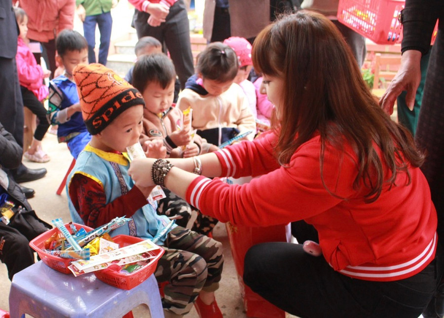 Học sinh điểm trường bản Héo, trường Mầm non xã Yên Trạch được liên hoan tại chương trình.