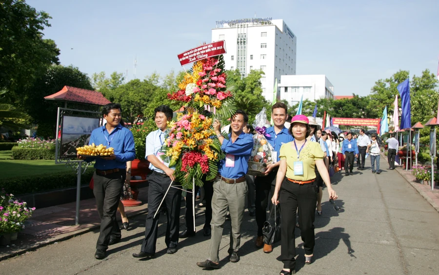 Nắng tháng Năm trên Bến Nhà Rồng