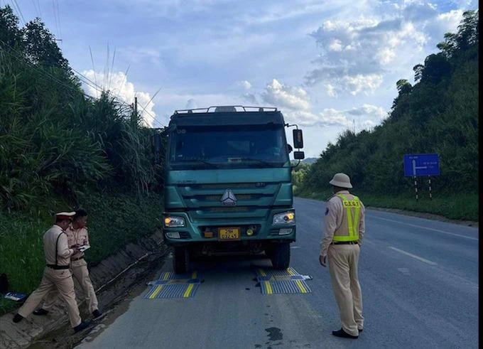 Lực lượng CSGT tiến hành giám sát việc cân tải trọng xe trên Quốc lộ 6